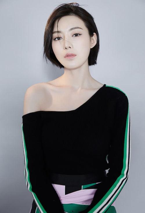 明星何美璇,璀璨星途，闪耀舞台的青春女神